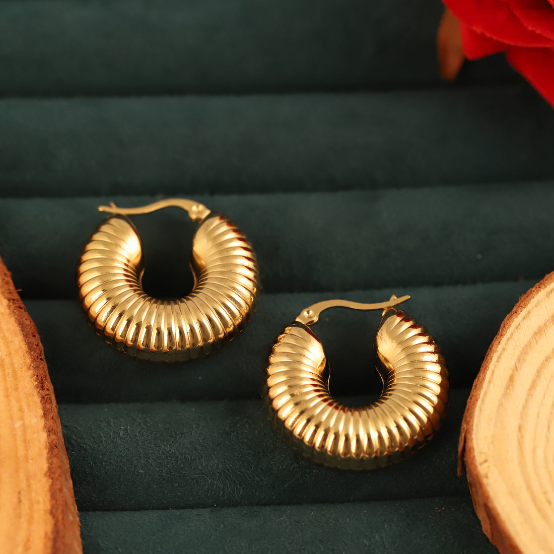 Ribbed Gold Hoop Earrings (Yellow Gold)