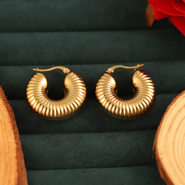 Ribbed Gold Hoop Earrings (Yellow Gold)